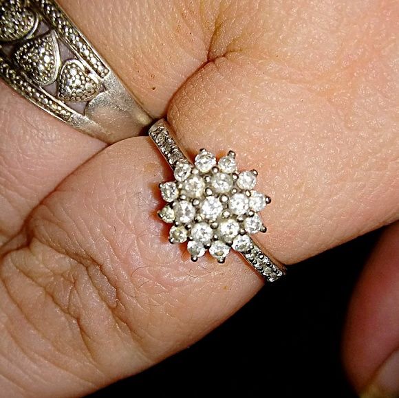 White Gold Cluster Ring - Picture 4 of 6